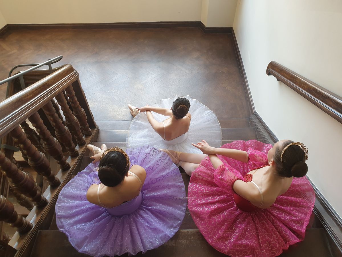Prima Danza – Tänzerinnen auf der Treppe